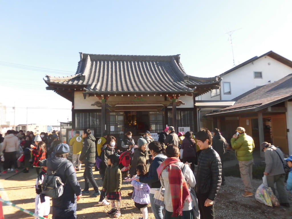 流山市東円寺で行われた市の谷の市の様子