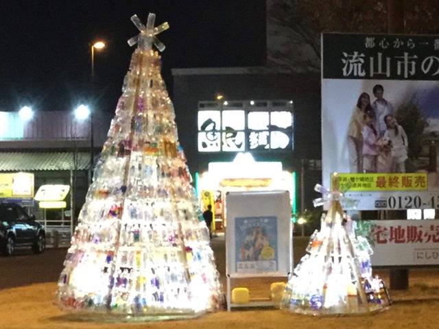 2018年の南流山駅に飾られたリユースクリスマスツリー